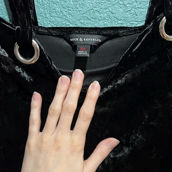 XS Rock&Republic Black Velvet Grommet Open Cold Shoulder Goth Dressy Casual Top - Picture 2 of 3